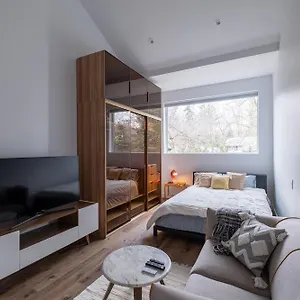 Queen Loft In Nature , Toronto Canada